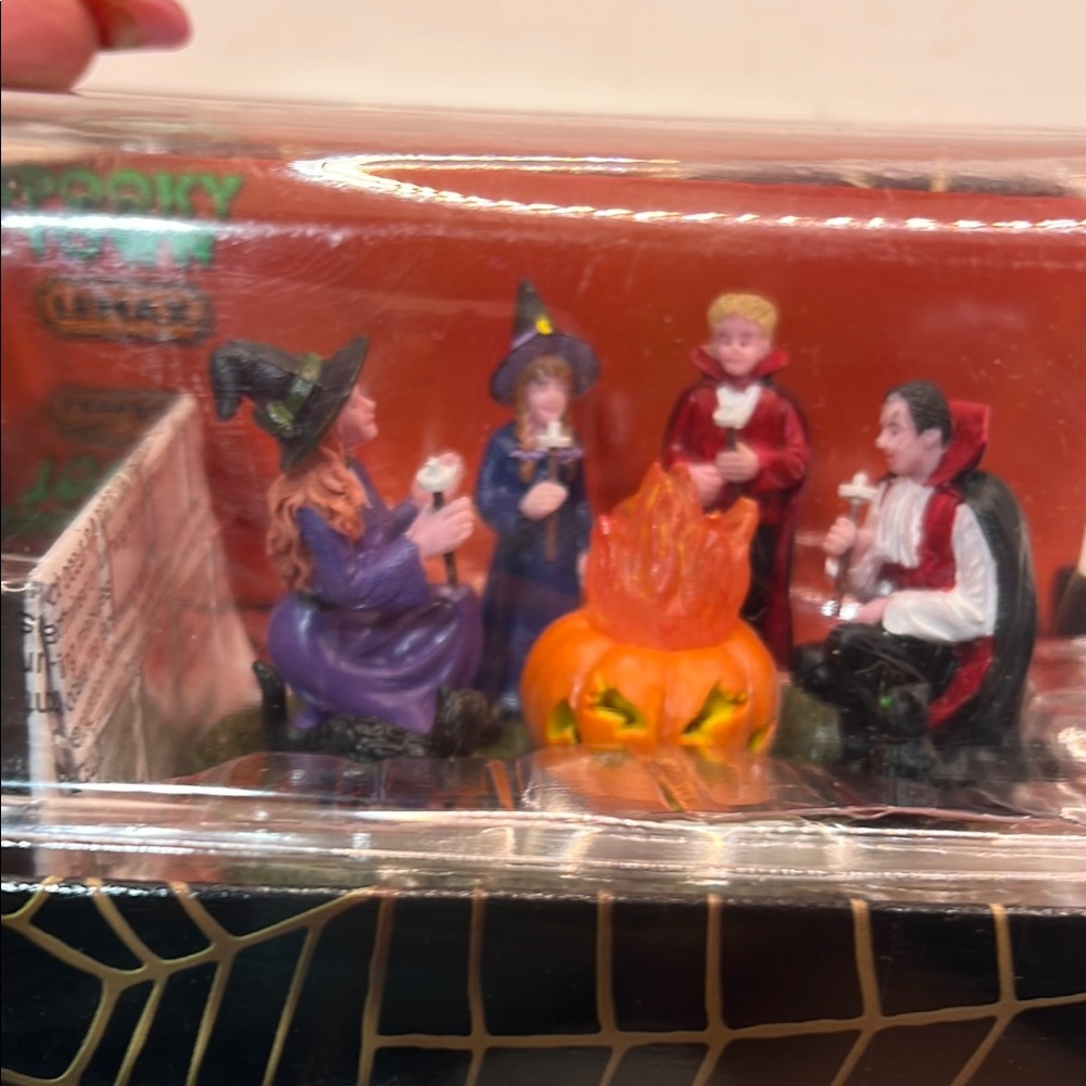 Lemax Spooky Town Halloween Figurines Campfire Fun Witch, Dracula Battery